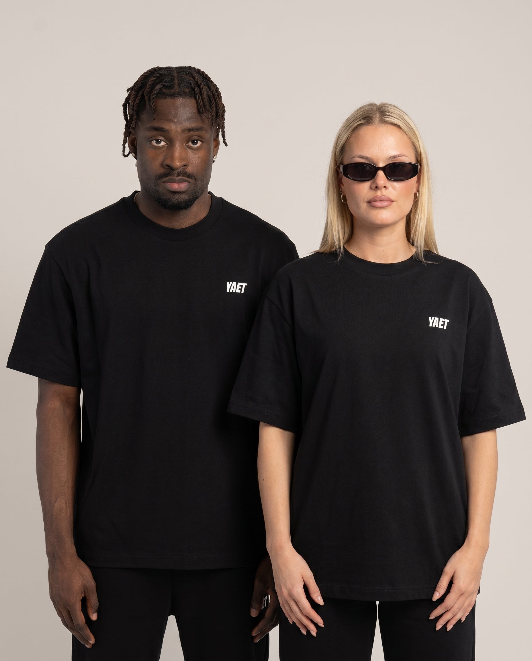 YAET T-Shirt – männliches und weibliches Model