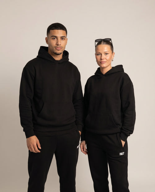 YAET Hoodie – männliches und weibliches Model