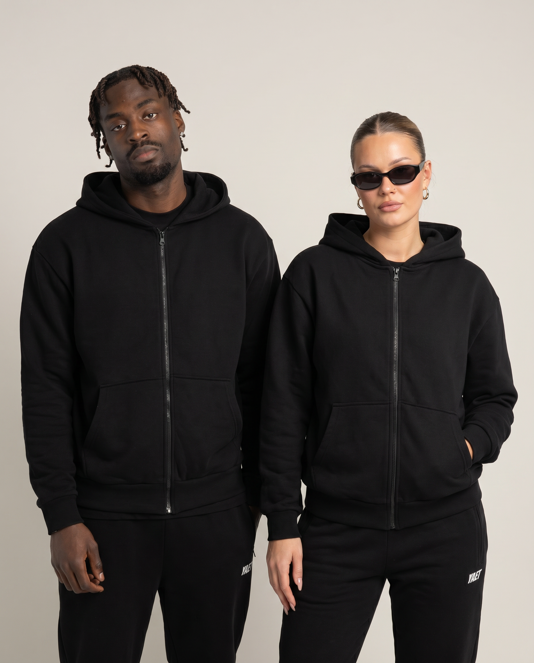 YAET Zip Hoodie – männliches und weibliches Model